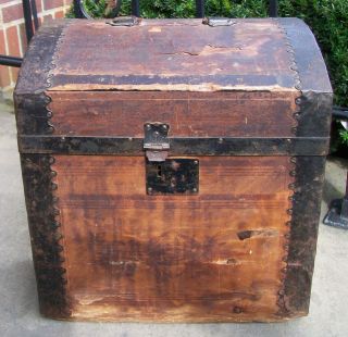   VINTAGE OLD SMALL CHILDS CHILDS DOLL DOME TOP STEAMER TRUNK CHEST BOX