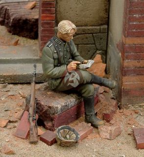 Royal Model 1/35 German Soldier Writing Diary WWII 145