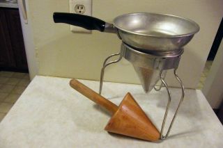 VINTAGE WEAR EVER STRAINER JUICER WITH STAND AND PESTLE EASY GRIP 