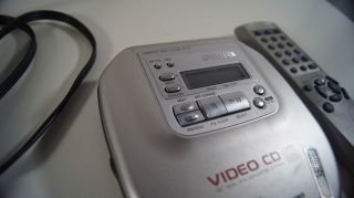 AIWA Portable VCD/CD + Karaoke player XP K7 + remote.