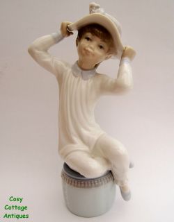 Mint Lladro GIRL WITH HAT bonnet figurine 1147 & original box. 21cm