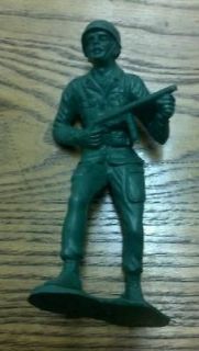 Marx? Vintage Green Plastic Army Men Machine Gun Pistol Flamethrower 