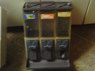 Vendstar3000 candy vending machine with no keys and no bases