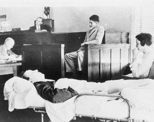 1935 photo Berkeley hears victim tell of car crash graphic. Courtroom 