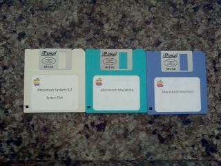   Classic Macintosh Operating System OS 3.2 400K floppy boot disk Set
