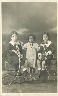 REAL PHOTO THREE BEAUTIFUL CHILDREN HULA HOOPS CROSS NECKLACE R91867
