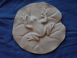 FROG ON A LILY PAD STEPPING STONE CONCRETE PLASTER GARDEN MOLD 1262