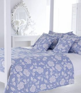 blue and white floral kingsize quilt by coast and country interiors 