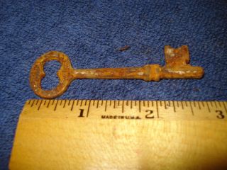   ,antique,cast,steel,gun case,chest,handcuffs,skeleton key,key,nr