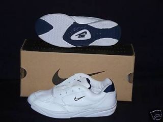 D1 284 NIB Womens GTS Leather Shoes Size 5 White w/ Navy blue