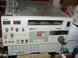 SONY Model VO 9600 3/4 UMATIC PROFESSIONAL RECORDER/PLAYER(SOLD AS IS 
