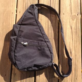 AMERIBAG ergonomic black healthy back cross body travel messenger bag 