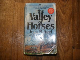 The Valley of Horses Jean M Auel Paperback