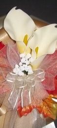 to use ivory champagne with ivory calla lilies pew bows