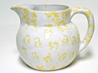 VINTAGE KENTUCKY CLAY BYBEE BB POTTERY PITCHER JUG YELLOW ON WHITE 