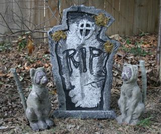 LED Lighted Mummy Cats with Large LED Tombstone Halloween Props