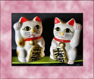 MANEKI NEKO PAIR 2 LUCK mini statues good fortune 2 LUCKY Fortune CATS 