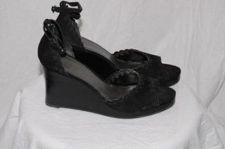 Previously owned with no apparant flaws Ann Taylor Black Ciara Wedge