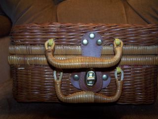 DELTON PICNIC IN BASKET WITH KNIVES, SPOONS, FORKS NRB EXC 4 PICTURES