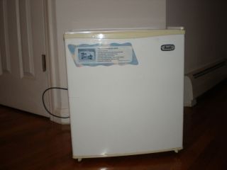 Compact Refrigerator for Dorm Small Business RV
