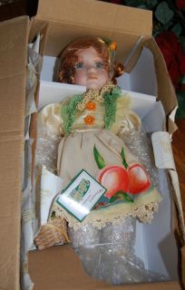 HERITAGE SIGNATURE COLLECTION PEACHES, YEAR 1990 NEW IN BOX!!!