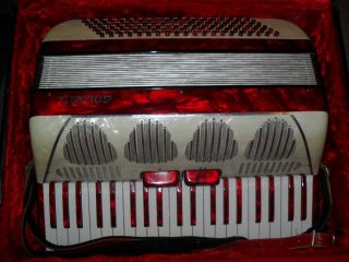 Galanti Accordion 17 1 4 Keyboard in Excellent Condition Accordian