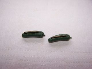 they look unused , 2 VINTAGE GREEN HEINZ PLASTIC PICKLE PIN 1 1/4