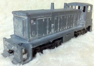 HO Scale (Hobby Town??) Switcher (Lights up but wont run) for repair