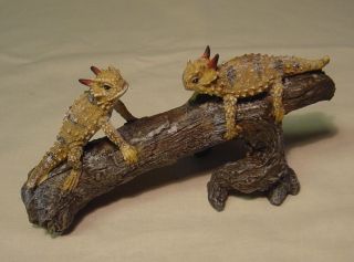Horned Lizards Toads Frogs on A Log Figurine Texas Souvenir
