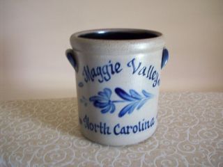 ROWE POTTERY Crock~Maggie Valley, NC~THINK Christmas~6 1/2 tall