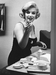 MARILYN MONROE SURPRISED AT MAKEUP TABLE (1) RARE 4x6 GalleryQuality