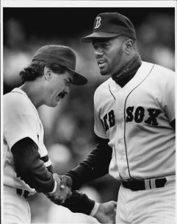 1990 Lee Smith Boston Red Sox shakes hands with Dwight Evans Press