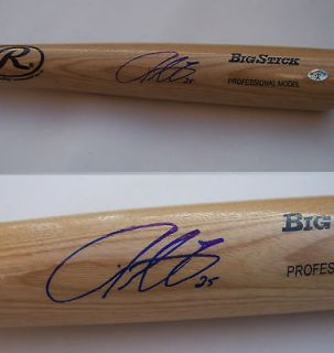 Ex   Chicago Cub and Marlins Champ Derrek Lee Autographed Bat