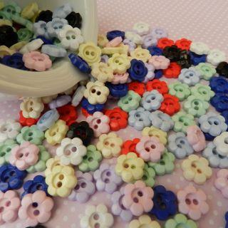 10 daisy flower buttons seven colours 15mm diameter