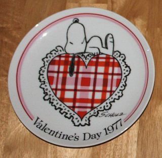 SNOOPY ON HEART COLLECTOR PLATE SCHMID 1977 VALENTINES DAY PEANUTS